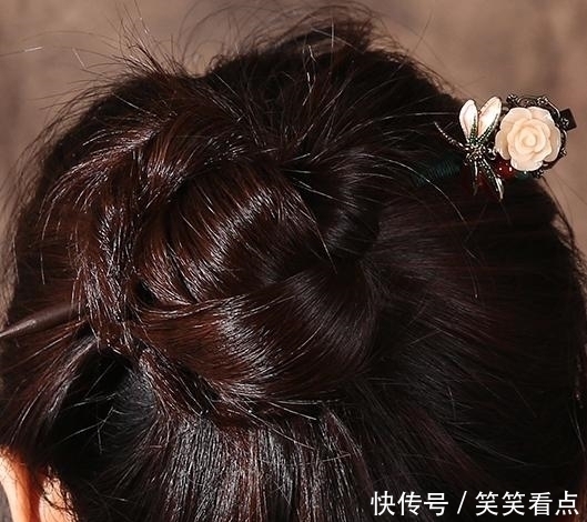 女人|女人再漂亮，也别披散头发！大年初一绑“低马尾，美得人人羡慕