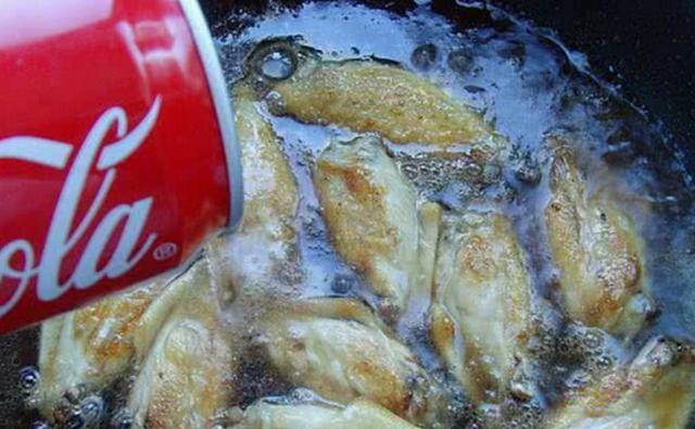 电饭锅|鸡翅还能这么做？电饭锅里一扔，操作简单还美味，孩子主动要求吃