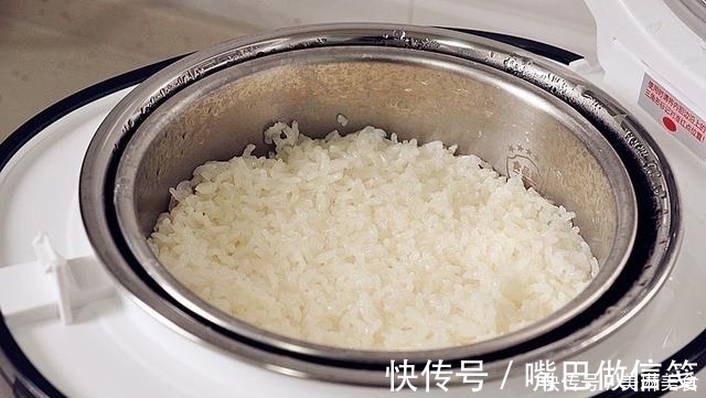 糯米糕|一杯糯米一碗红豆，蒸熟加搅拌，即成又香又软的糯米糕，再不用买