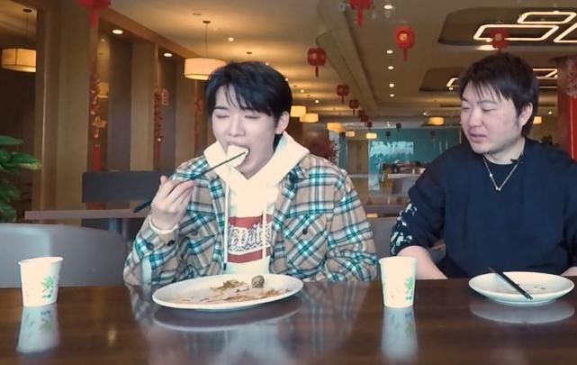 宋亚轩和吴彤吃饭，镜头放大十倍后，牙齿的颜色让女粉丝不知所措