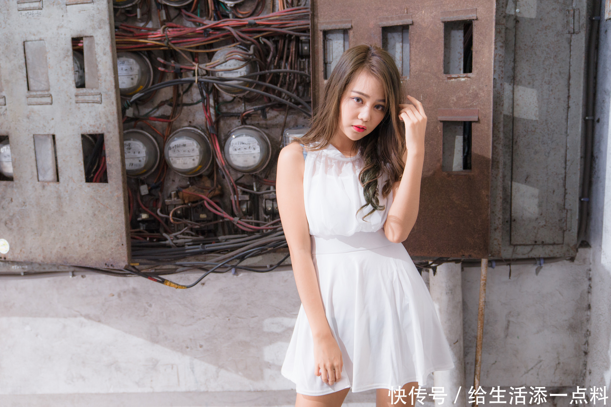 什么白色连衣裙好看 清新白色连衣裙让你轻松成为焦点