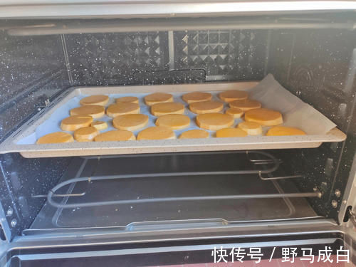 红薯不要蒸着吃了,这样做比路边摊烤红薯还好吃,香甜可口又简单