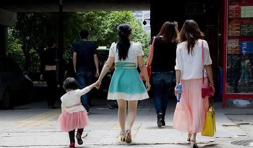 宝妈|孩子是不是妈妈亲自带,逛街就能一眼看出,这四种特征很明显