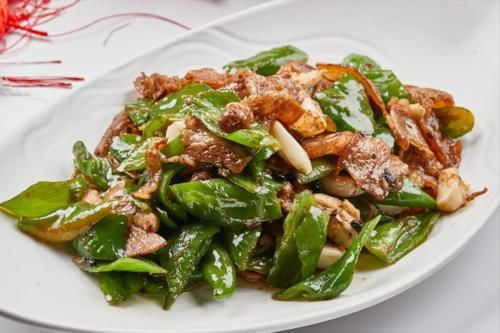 入味|辣椒炒肉，先炒肉还是辣椒？掌握正确炒制顺序，猪肉鲜香辣椒入味