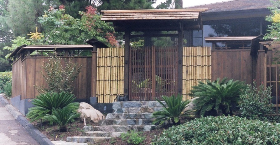 木制板|有庭院就该学日本这样折腾，围墙和大门都加一圈屋檐，入户有排面