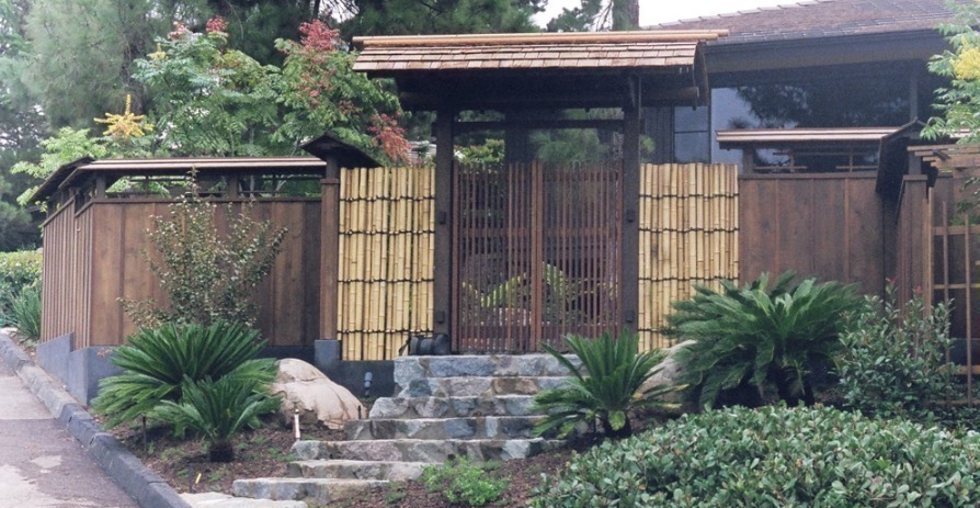 木制板|有庭院就该学日本这样折腾,围墙和大门都加一圈屋檐,入户有排面