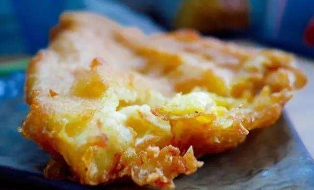 豪车|90后小伙摆摊卖“祖传”小吃,足料5块一份,顾客开豪车前来购买