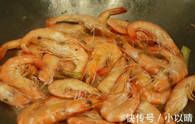 酒店|大虾以后别再吃水煮了,酒店大厨教你做法,5斤不够吃,1盘接1盘