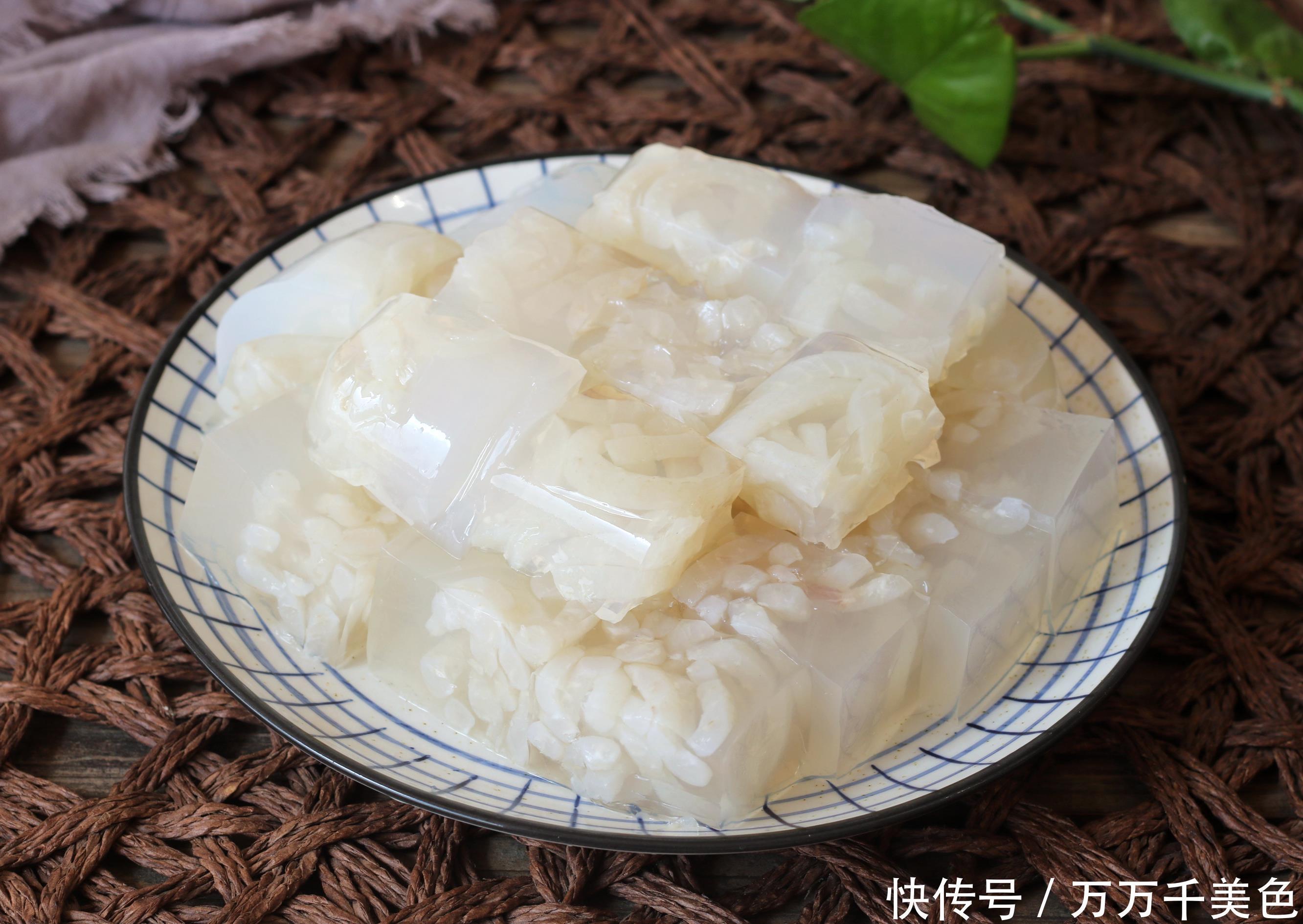 阿胶|女人吃猪蹄吃阿胶,都不如吃它,每天坚持吃几块,滋润皮肤有光泽