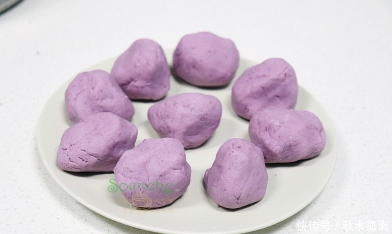 糯米粉|月饼新做法,比冰皮月饼简单,比广式月饼少糖,软糯香甜很好吃!