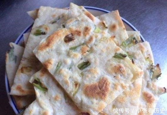 烙饼别再用凉水和开水了,用它和面,软香多层,放几天也不会硬!