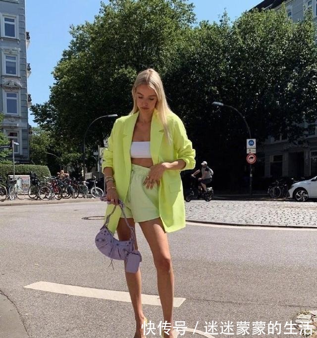 穿搭 这个小个子德国时尚博主,配色能力真绝,优雅显高让人过目不忘!