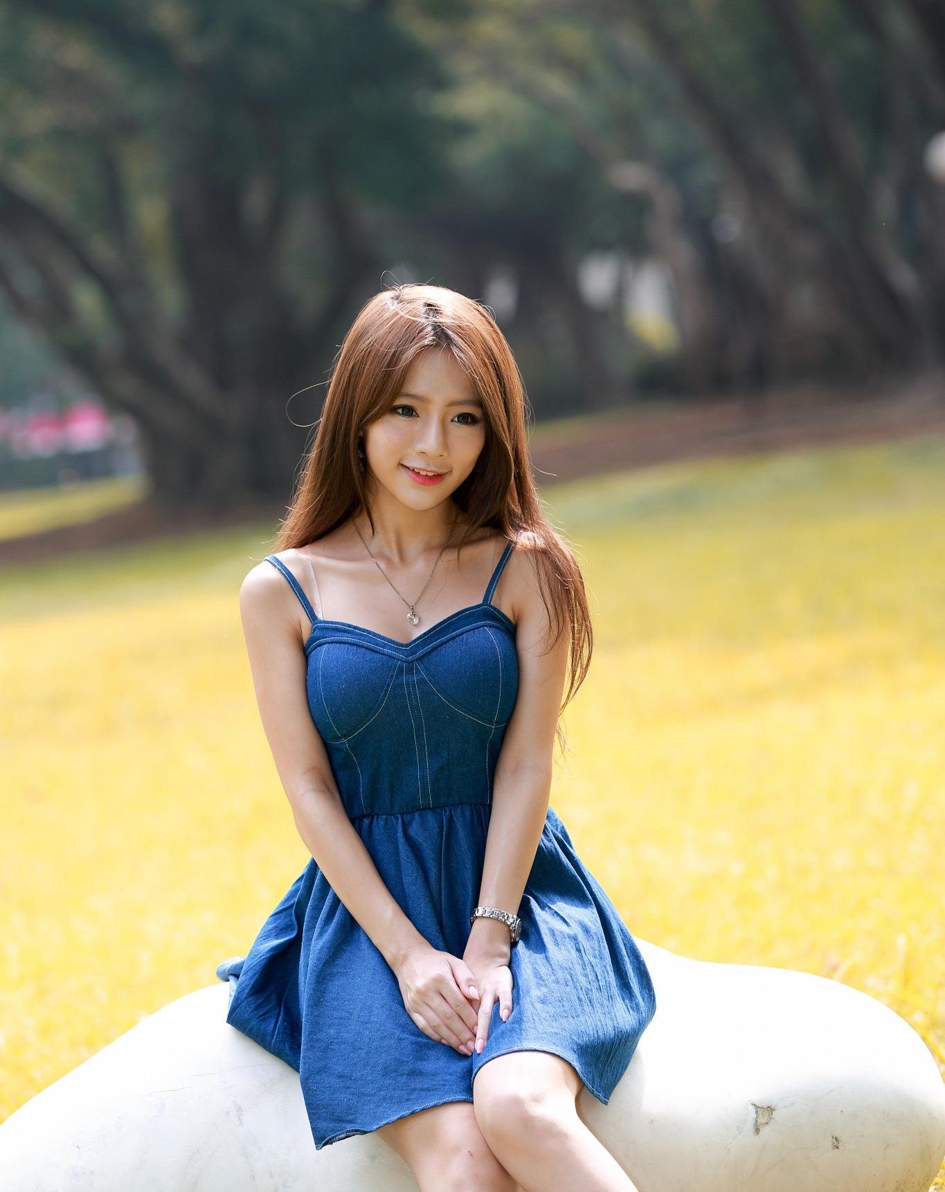 清新靓丽的牛仔吊带裙美女，搭配白色小鞋更是青春气息十足