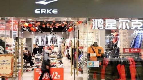 鸿星尔克vs安踏|鸿星尔克VS安踏，“国货品牌”谁更胜一筹？这次我站鸿星尔克