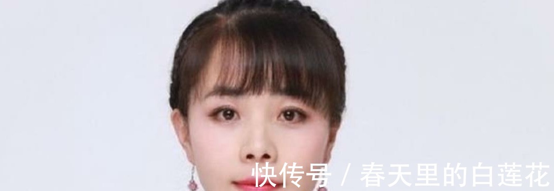 身份|凭《星光大道》爆红的王二妮，多重身份曝光后，网友：这哪是草根