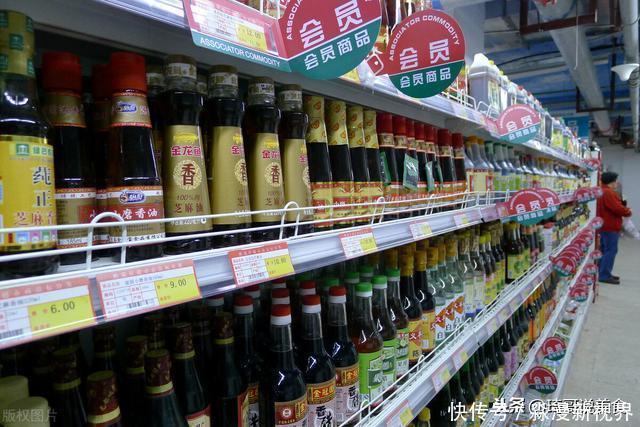 这样“假香油”好多人在吃,买香油记得“3辨”,一碗清水现原形