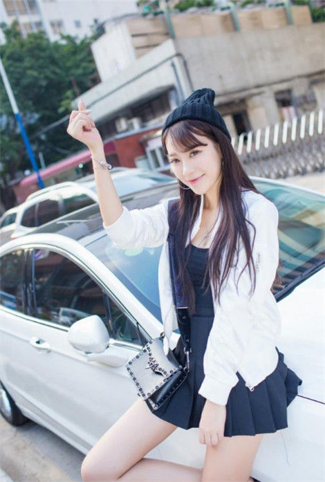 街拍:身材高挑的小姐姐,皮肤白晰,让人羡慕不已