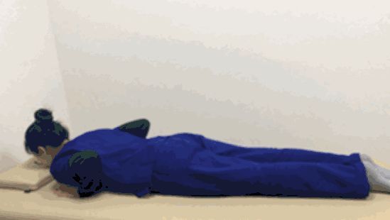 董卿连续录节目15小时，累到拼命揉腰，打工人都逃不过“腰痛定律”