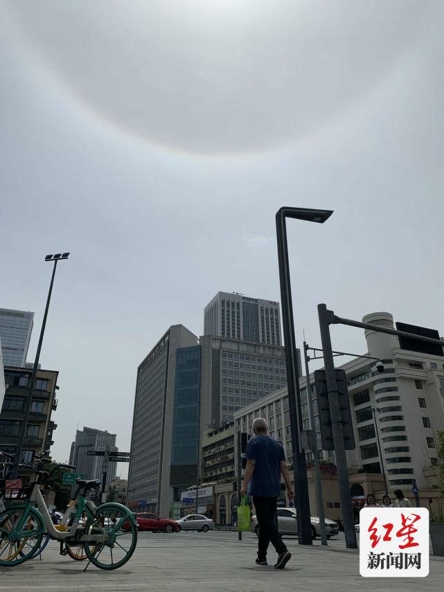 快看！成都上空出现日晕美景