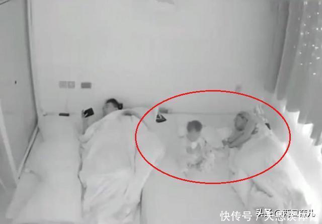 监控下11个月宝宝,半夜自己爬起来喝奶睡觉,网友:这是小天使吧