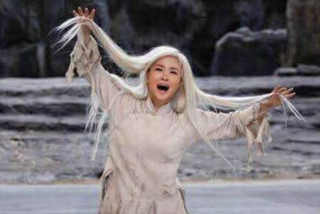 木兰舟&她是首位博士级歌唱家,曾12次登上春晚舞台,如今42岁风采依旧