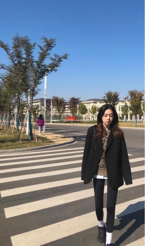 鲨鱼裤＋老爹鞋，今年秋冬超火的穿法，明星都很上头