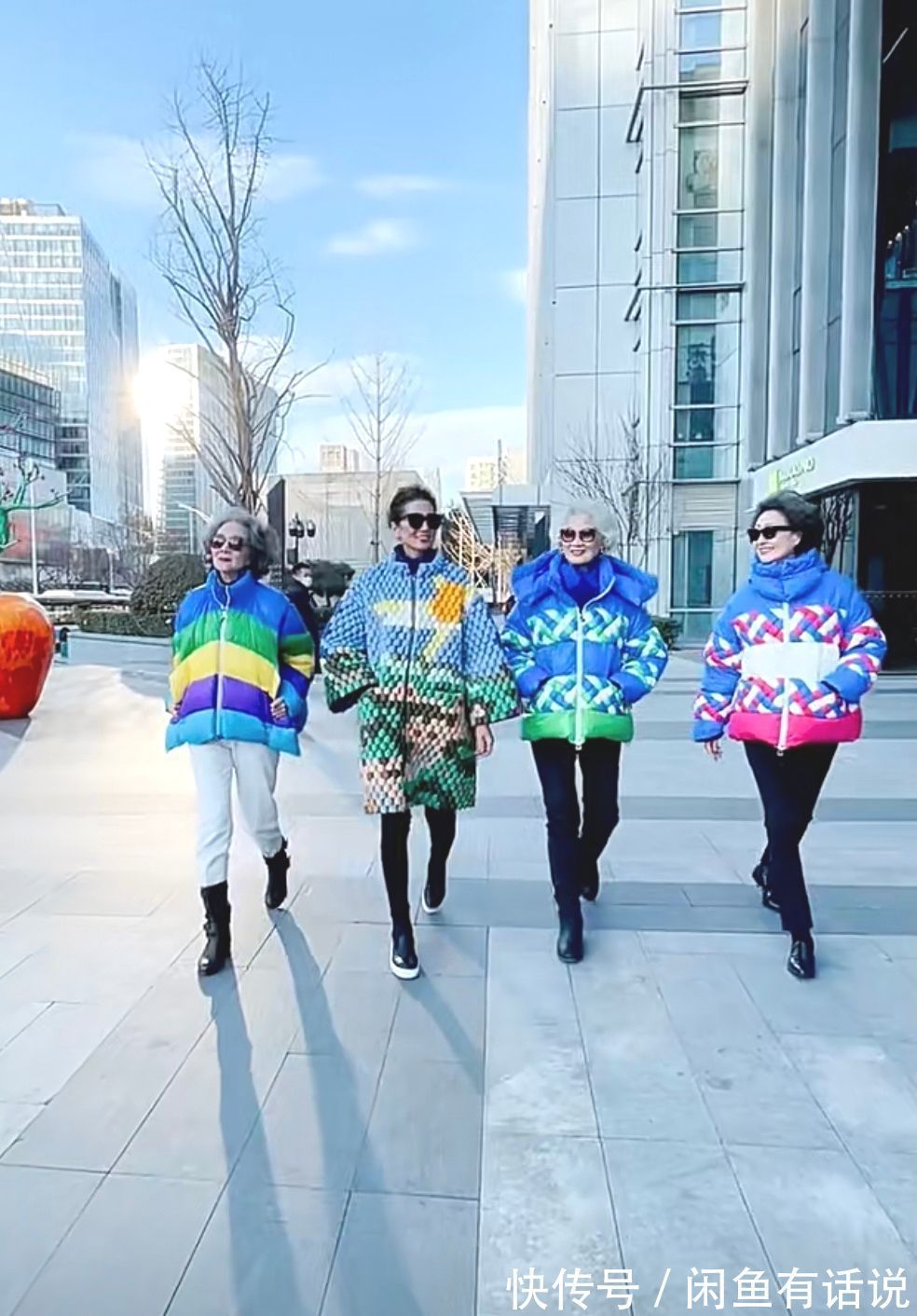 配饰 75岁北京奶奶真潮,那么花的羽绒服也敢穿,配一头白发看着太拉风