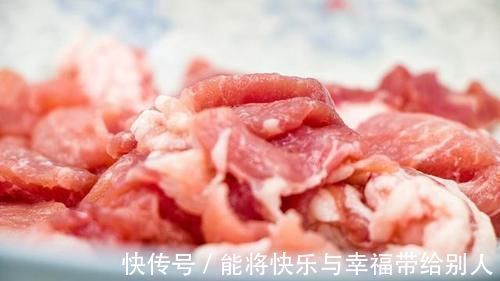 解冻肉时，不要直接清水泡，教你正确的方法，解冻快口感依旧鲜嫩