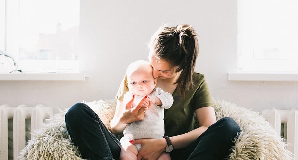 新生儿|新生儿的皮肤特别娇嫩，父母帮孩子洗澡时，要保护好新生儿的皮肤