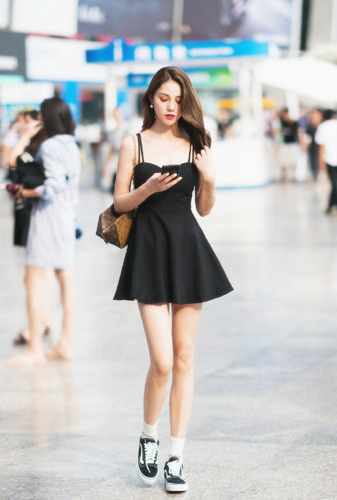 优雅|街拍:蓝白格子风衣穿出了美女优雅的气质,很有魅力