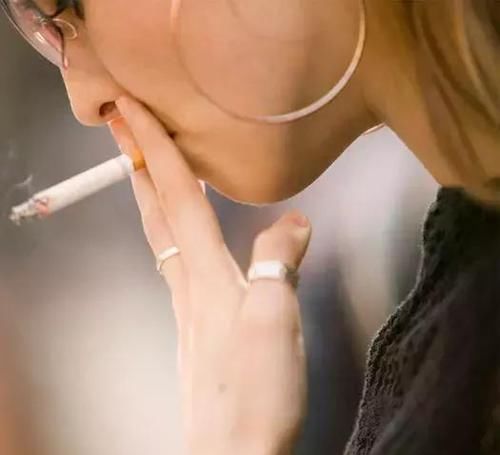 黑巧克力|女性经期如果出现几种表现，可能预示7种身体疾病，不该忽视