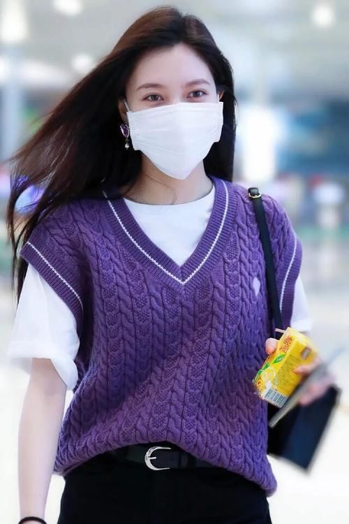 穿搭|小姐姐穿搭太“抢镜”，穿T恤配马甲复古时髦，尽显少女气息