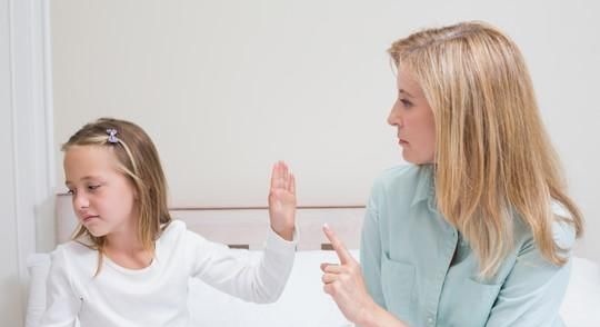 服务员|孩子生气打翻面条,服务员想收拾,奶奶接下来的话,让人肃然起敬