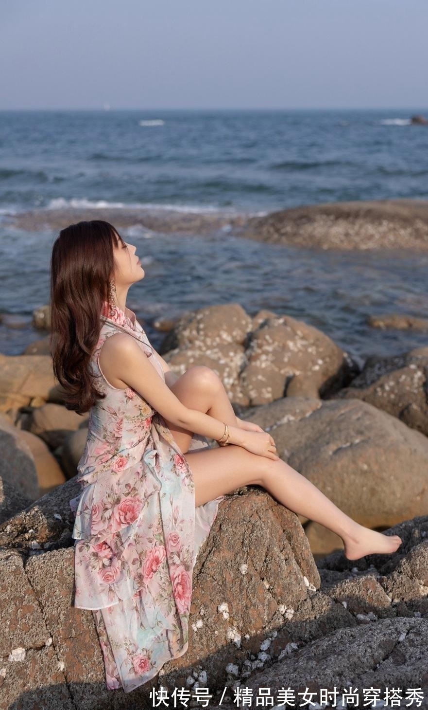 印花 改良版的旗袍连衣裙,用吸睛的印花点缀裙身,优雅范十足