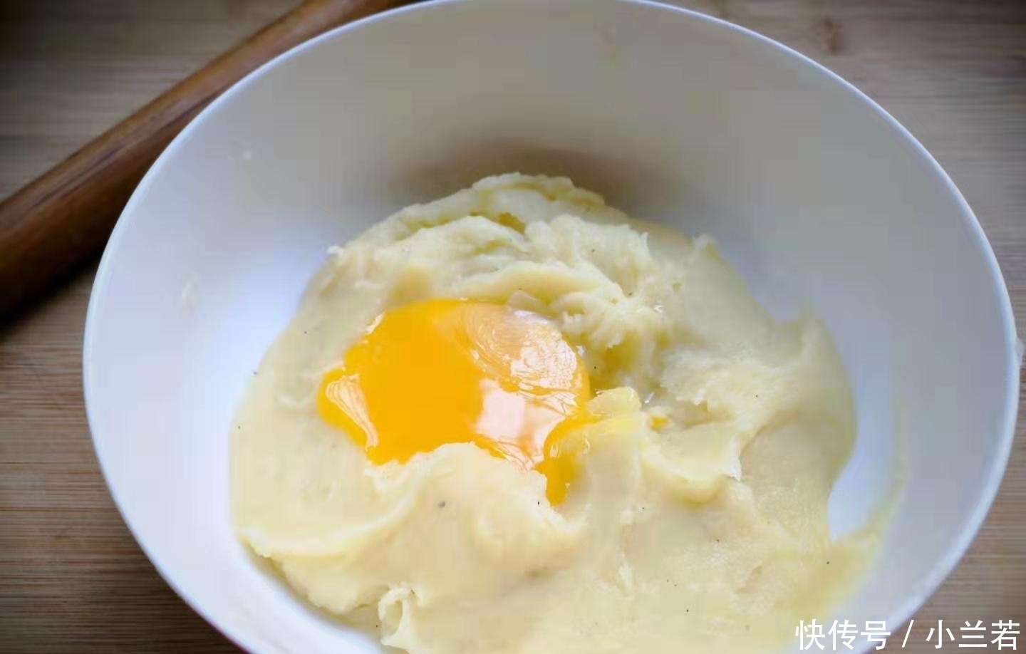 一个土豆，一个鸡蛋，做出的小吃，不油炸，外酥里嫩，孩子最爱！