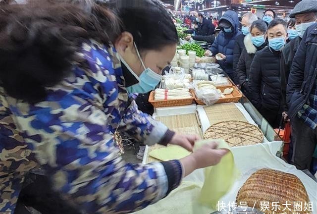 摊豆丝前排起长队,香气中已溢出浓浓的年味