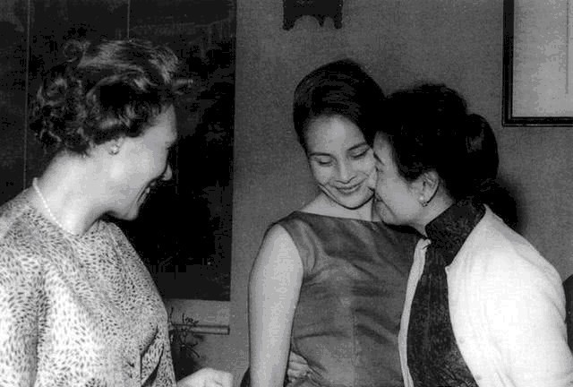 重拍|永远无法“重拍”的瞬间,检阅日军的溥仪,遛狗的皇后,牵手游沙漠的宋美龄