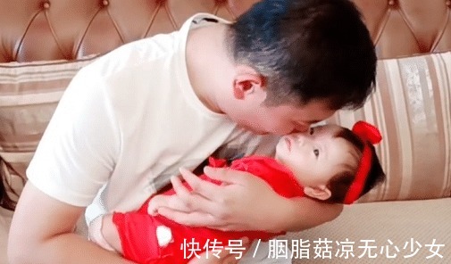 翻白眼|奶爸“偏心”式带娃火了,儿子被气得直翻白眼我是充话费送的