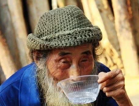 生气|104岁老人的长寿秘诀既吸烟又喝酒,却唯独不碰这一东西
