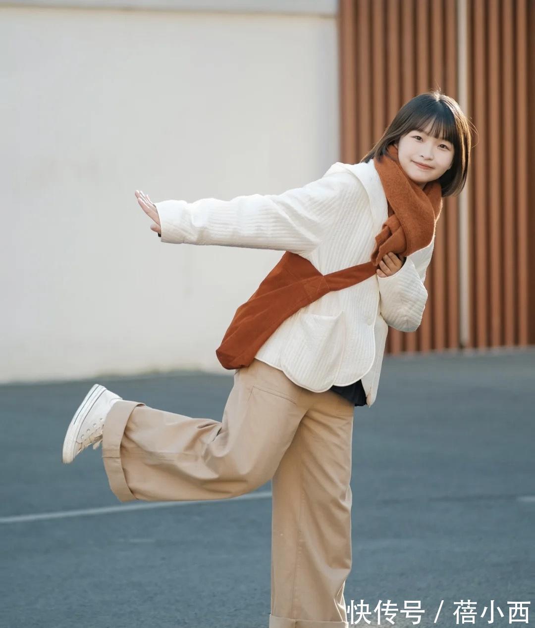 上半身|小黑裤不再流行,今年流行“阔腿裤”,搭配针织衫、卫衣都很时髦