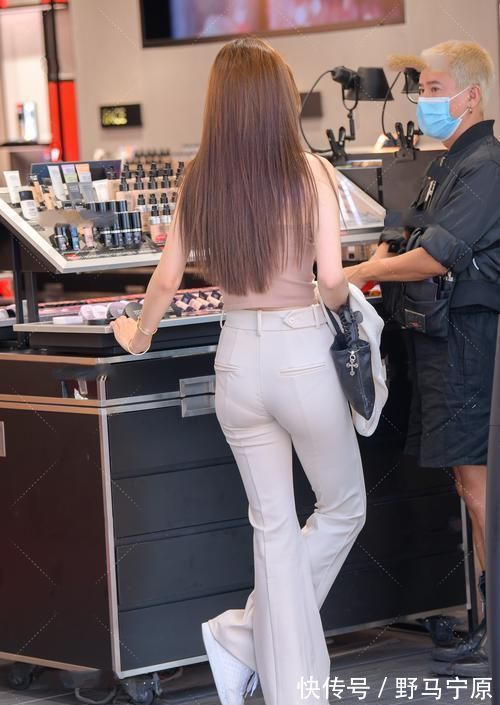 吊带 初秋的季节，吊带加直筒裤穿着舒适又休闲