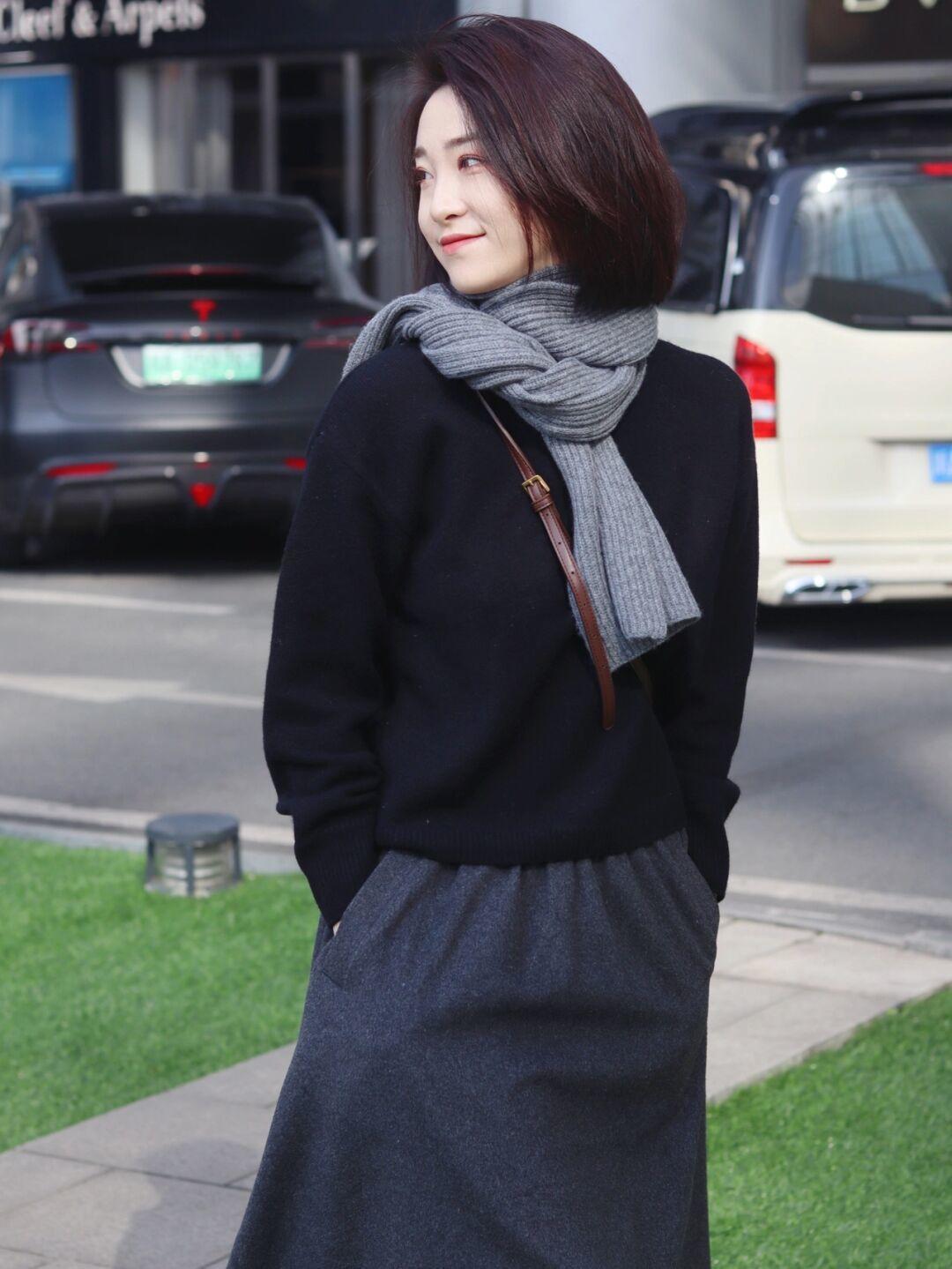 搭配 这才是冬季穿衣的典范,不刻意扮嫩,一件“毛衣”就足够