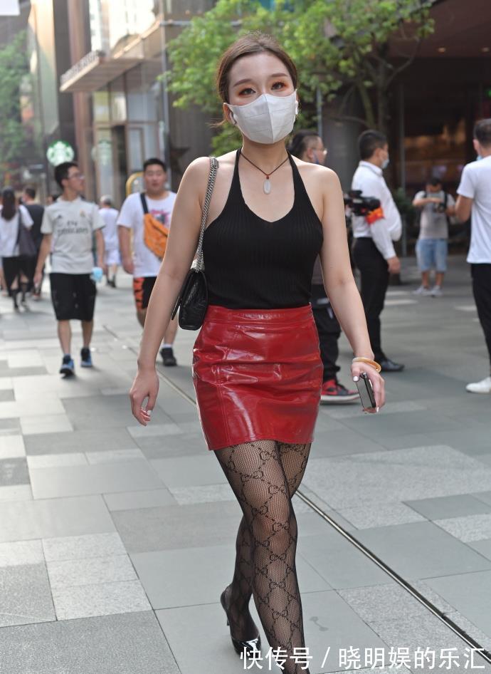 穿搭 30岁阿姨的红色“皮裙”，搭配独特，轻松展现“知性美”！