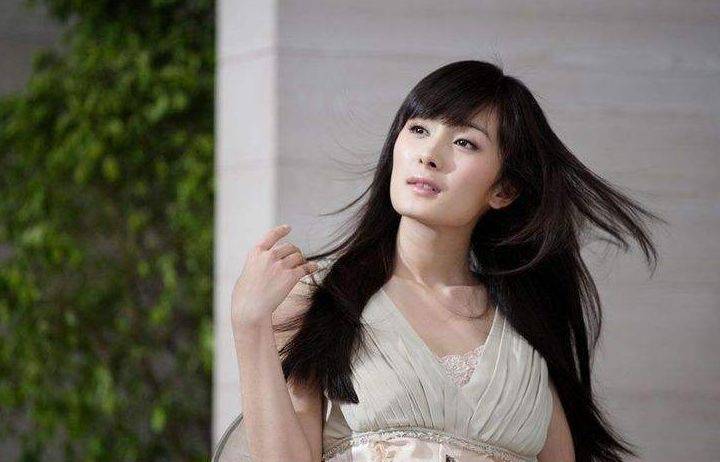 杨幂早前杂志封面照片被扒,没有任何特效下,这美颜我跪了!