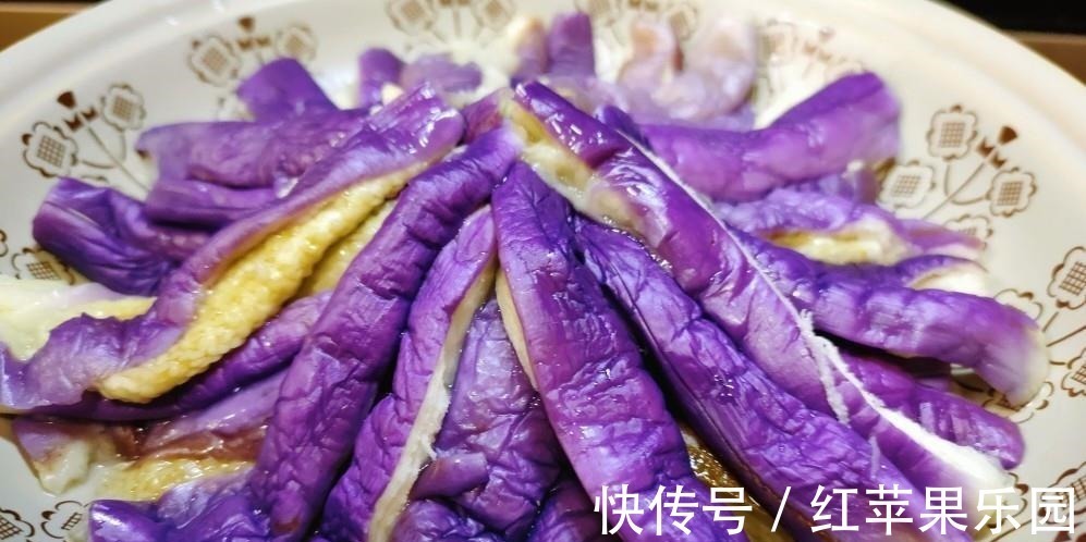蒸茄子,直接蒸不好吃!多做1个步骤,茄子不发黑,更鲜嫩更入味