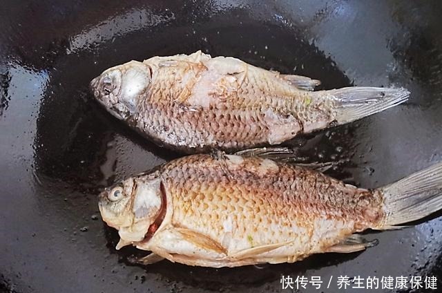 鱼汤不要直接炖,多加一个步骤,鱼汤像牛奶一样白