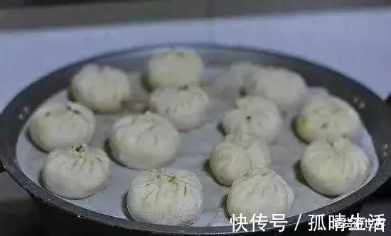 无论蒸馒头还是包子发面只加酵母是大忌。多加3样，分分钟溢盆!