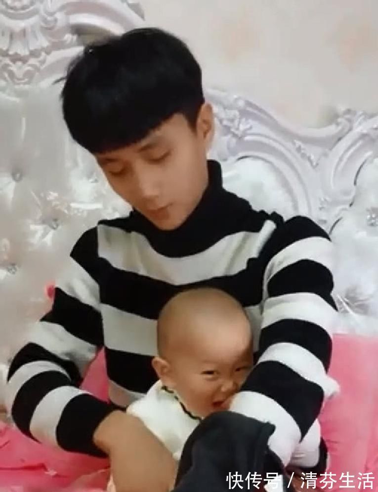 宝宝|小鲜肉奶爸给宝宝穿衣服,宝宝一脸不情愿,网友:穿的是衣服吗