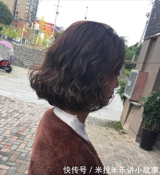 发型 今年秋冬发型别乱剪,18款洋气烫发送给你,无论胖瘦都适合!