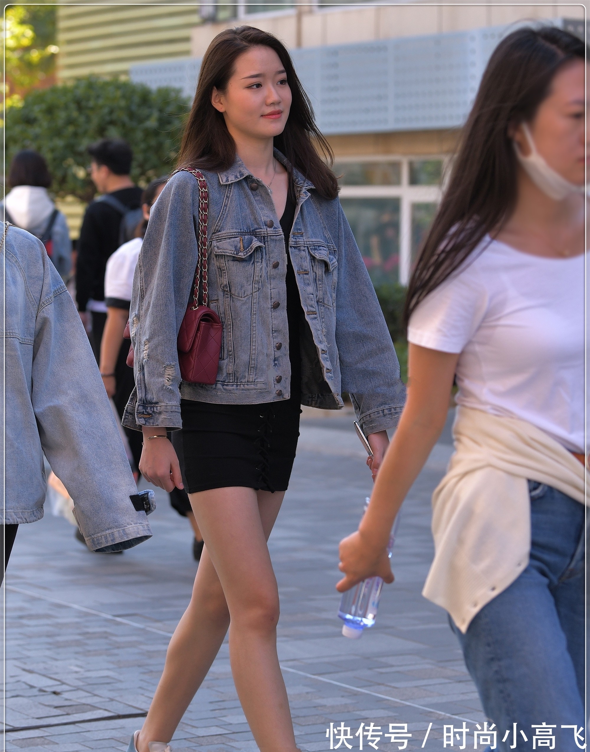 大长腿 宽松牛仔外套搭配黑色连衣裙,干净素雅,满满少女感